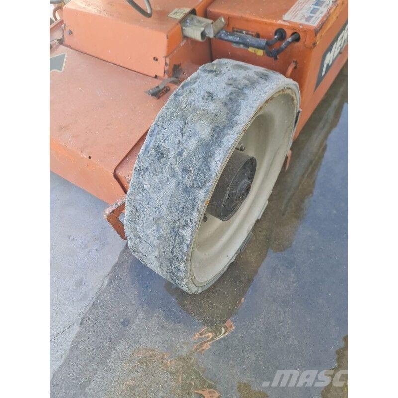 JLG E300AJP Iseliikuvad poomtõstukid