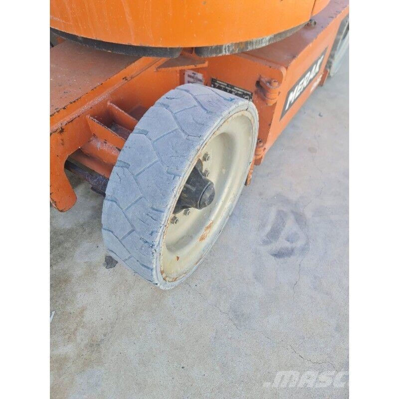 JLG E300AJP Iseliikuvad poomtõstukid