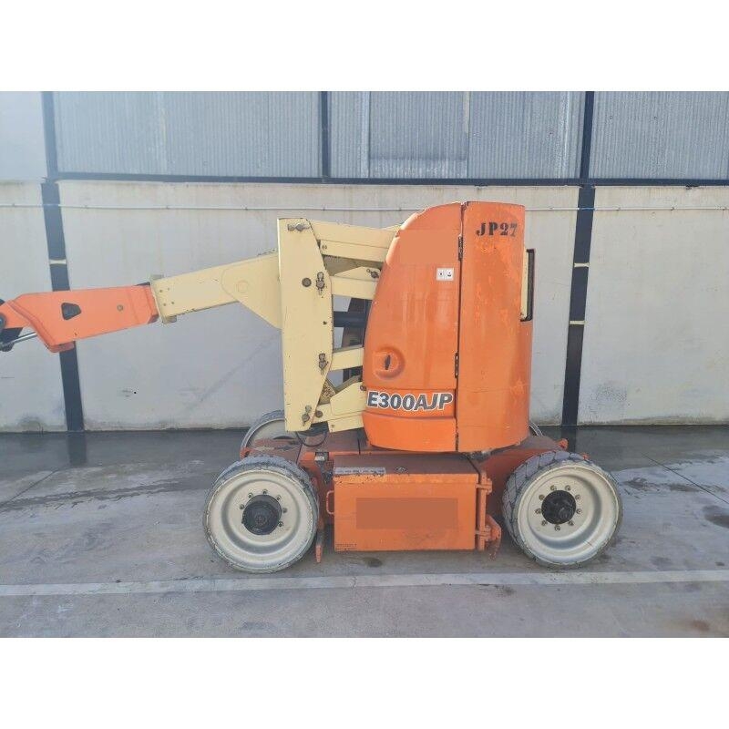 JLG E300AJP Iseliikuvad poomtõstukid
