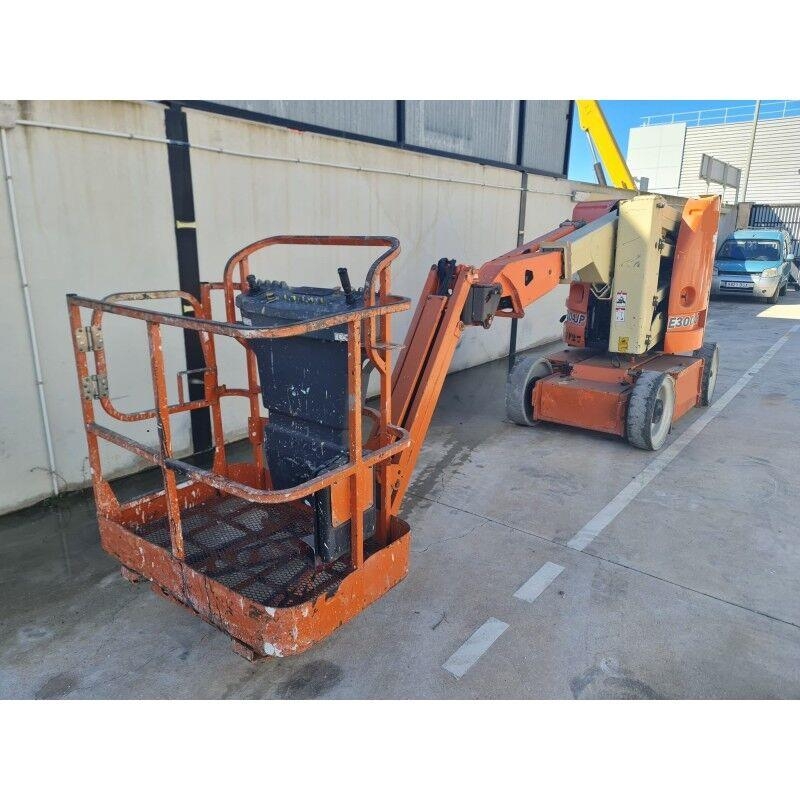 JLG E300AJP Iseliikuvad poomtõstukid