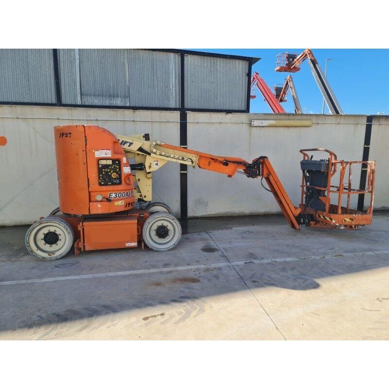 JLG E300AJP Iseliikuvad poomtõstukid
