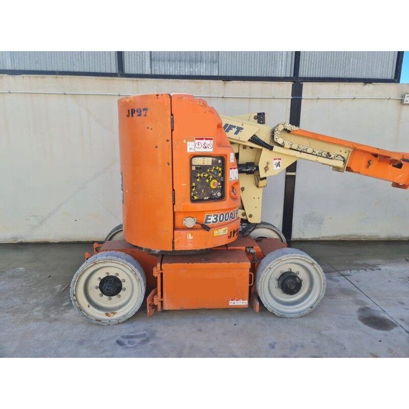 JLG E300AJP Iseliikuvad poomtõstukid