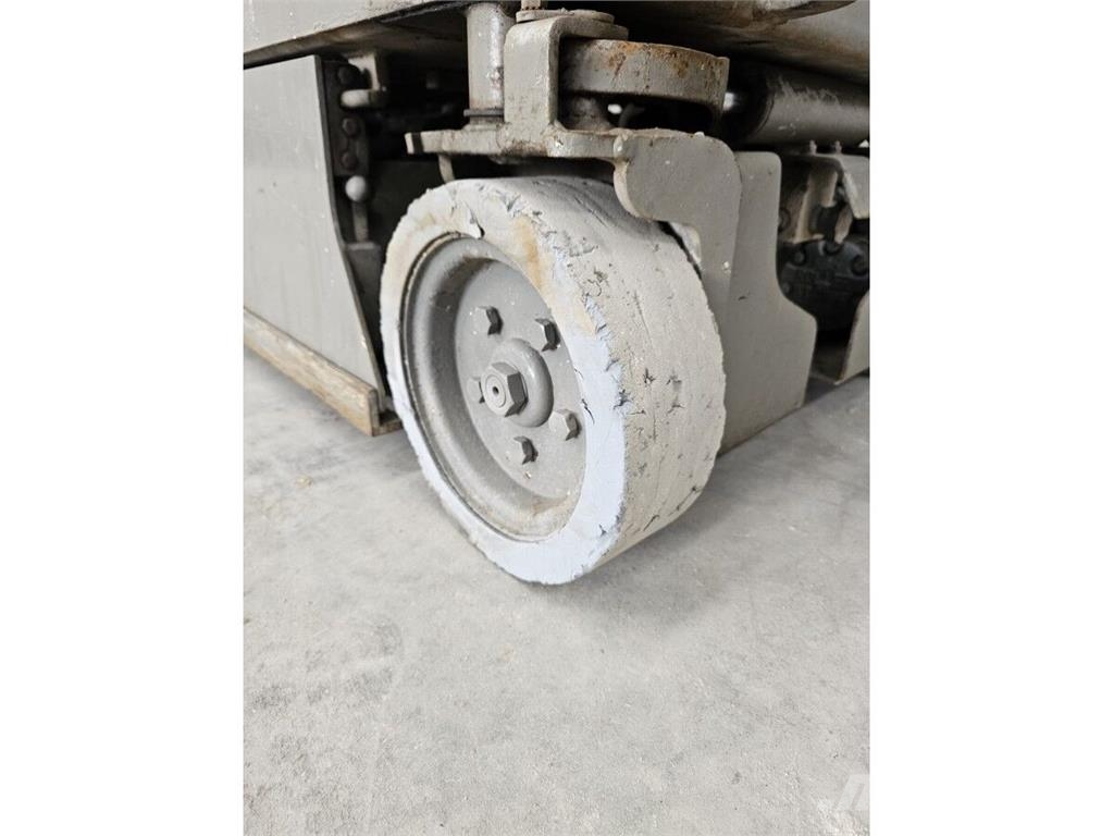 SkyJack SJ III 3219 رافعات مقصية الشكل