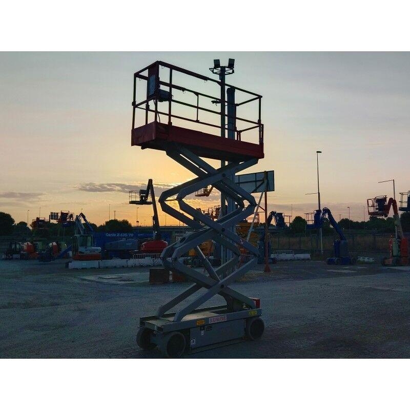 SkyJack SJIII-3220M رافعات مقصية الشكل