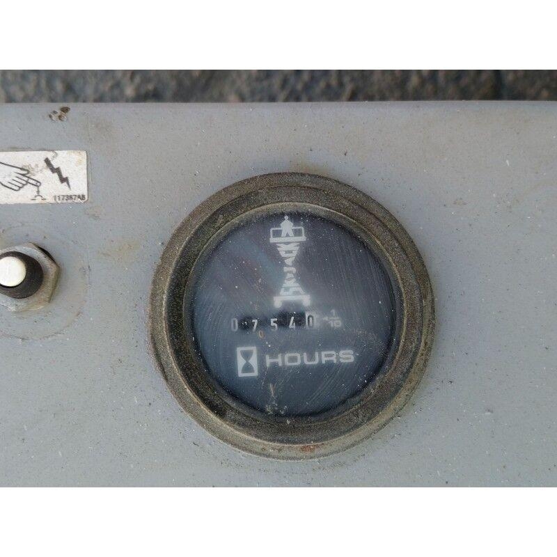 SkyJack SJIII-3220M رافعات مقصية الشكل