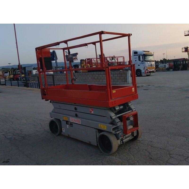 SkyJack SJIII-3220M رافعات مقصية الشكل