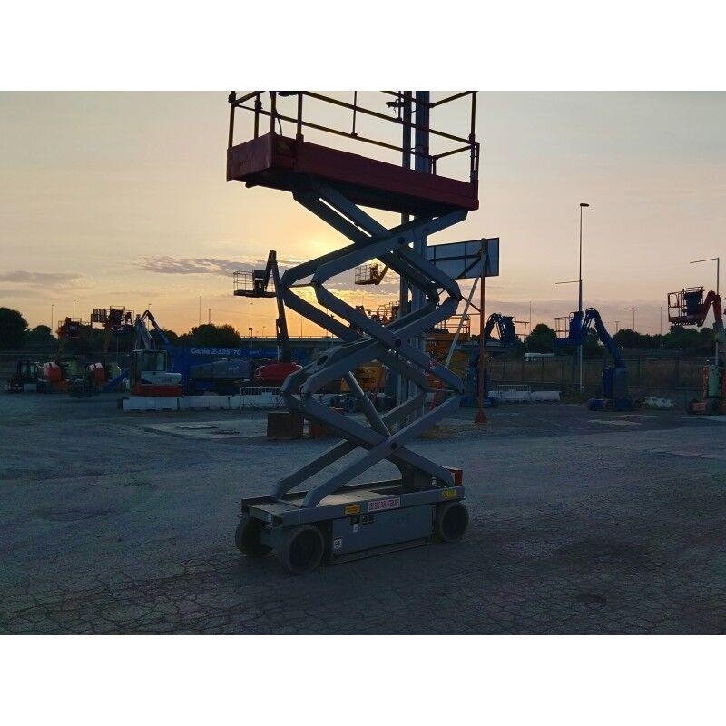SkyJack SJIII-3220M رافعات مقصية الشكل