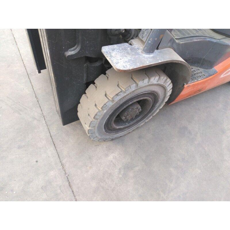 Toyota 02 – 8FGF25 LPG gaffeltrucks