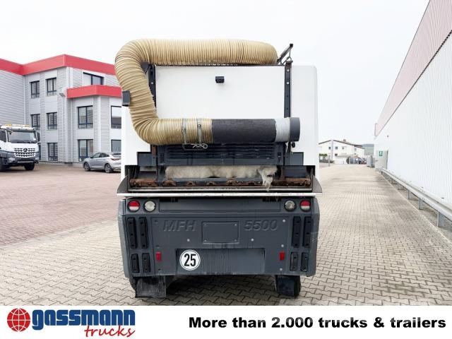 Aebi MFH 5500, 4-Rad-Lenkung, 3-Besen, Hochentleerung, Fejemaskiner