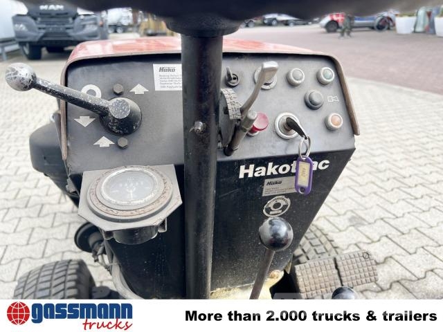 Hako V 490 mit Schneeschild und Ketten Muut koneet