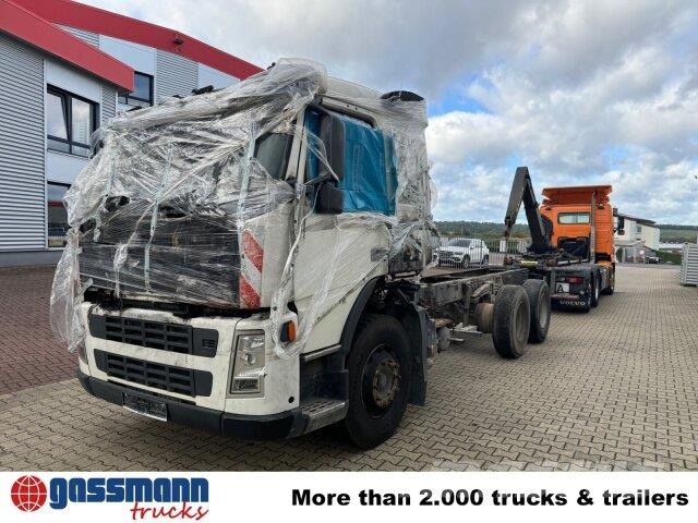 Volvo FM 380 6x4 R mit Brandschaden Camiones con chasís y cabina