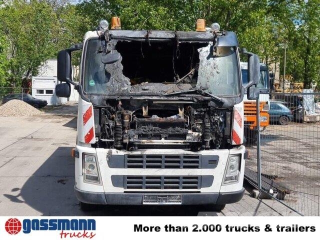 Volvo FM 380 6x4 R mit Brandschaden Camiones con chasís y cabina