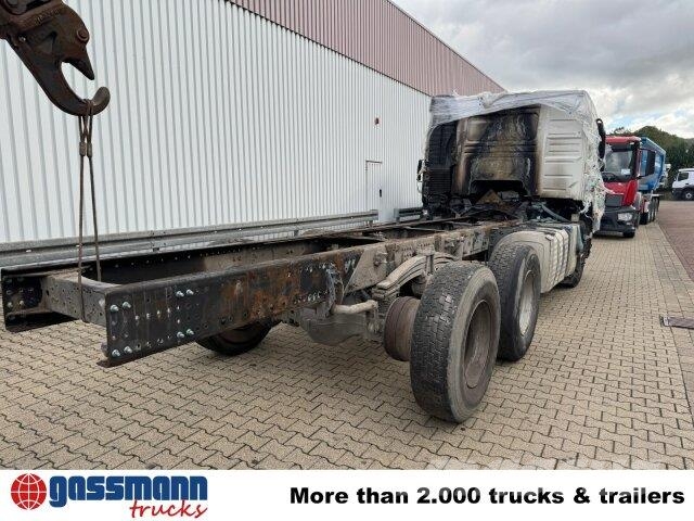 Volvo FM 380 6x4 R mit Brandschaden Camiones con chasís y cabina