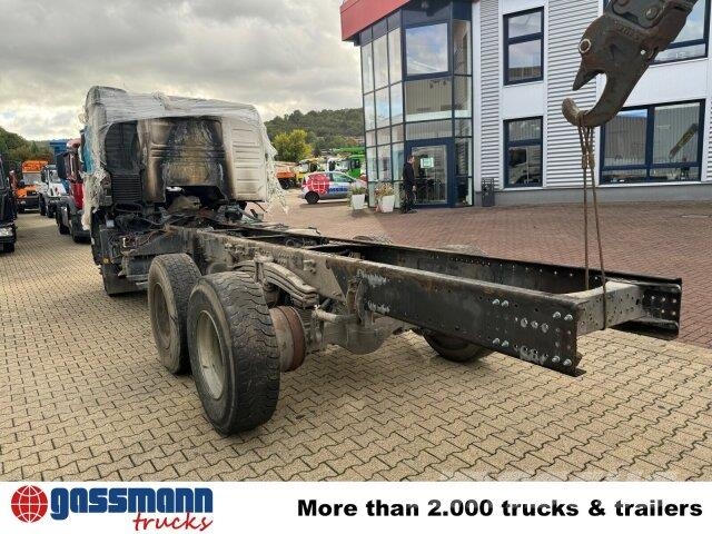 Volvo FM 380 6x4 R mit Brandschaden Camiones con chasís y cabina