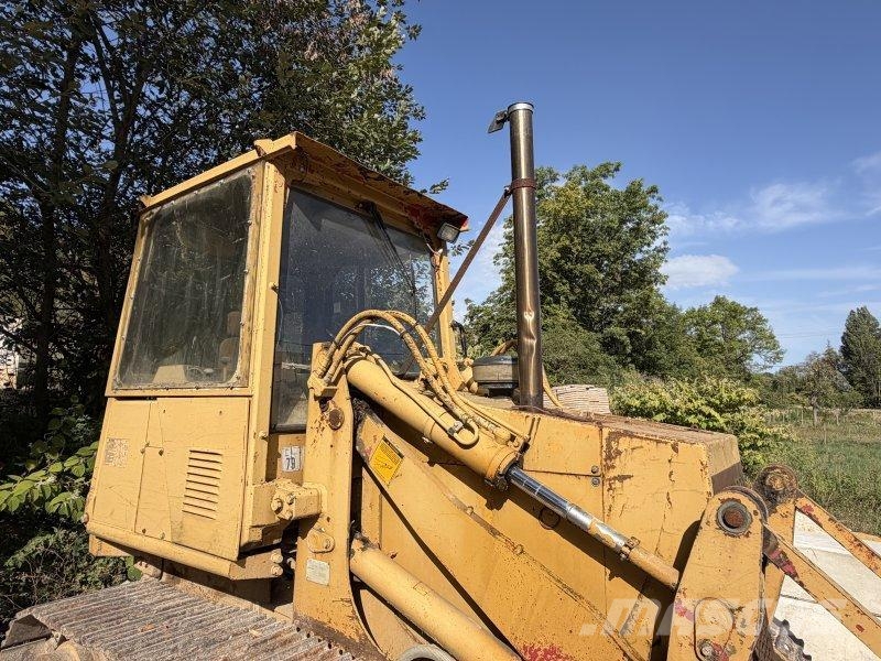 CAT 939 لوادر زحافة
