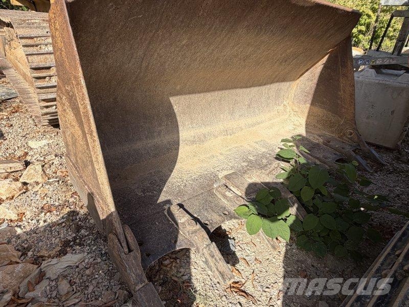 CAT 939 لوادر زحافة