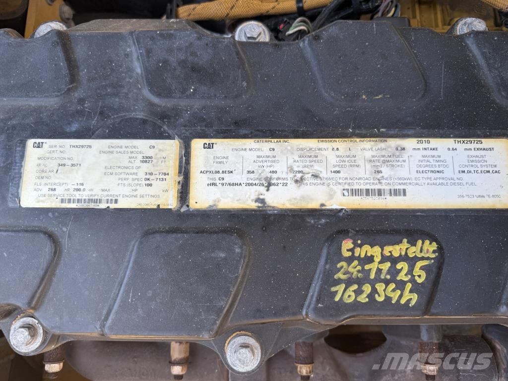 CAT 336 D حفارات زحافة