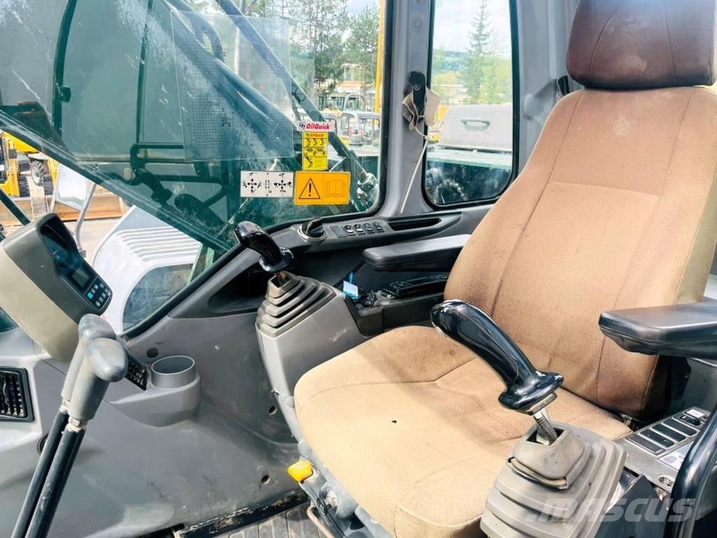 New Holland E305 حفارات زحافة