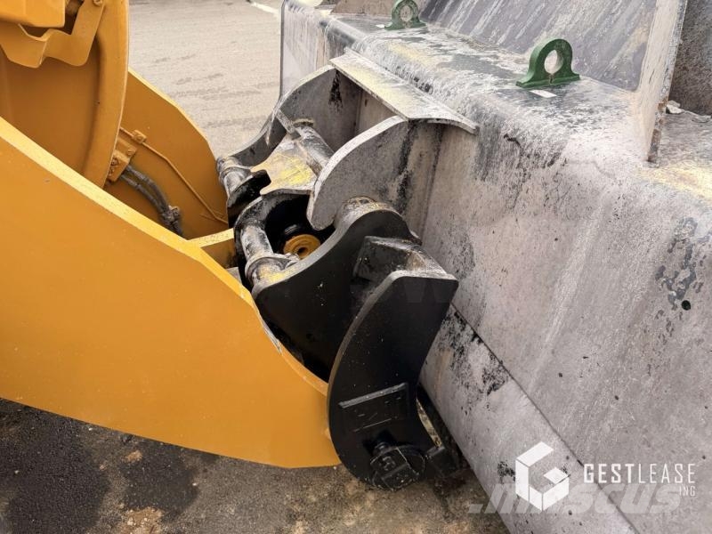 CAT 972M لوادر بعجل