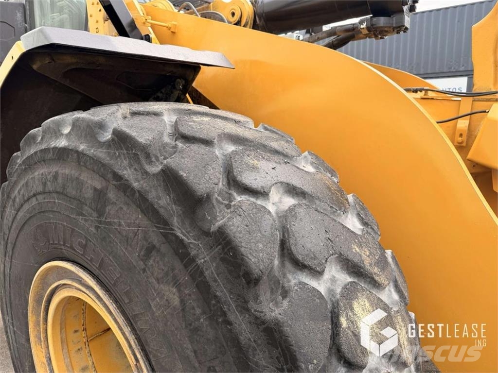 CAT 972M لوادر بعجل