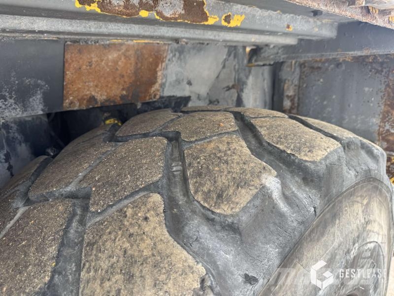 Komatsu HM300-5E0 ساحبات مفصلية