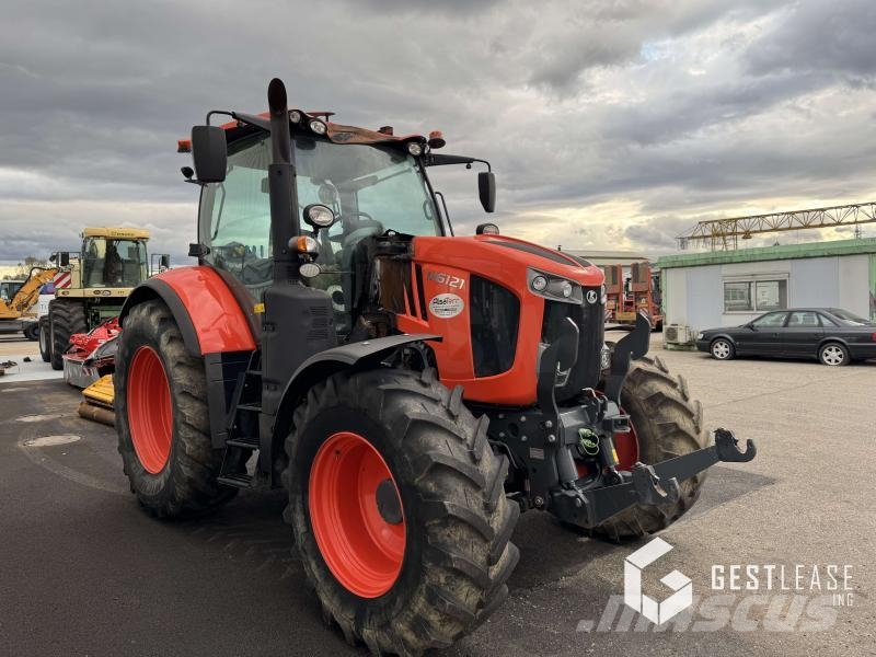 Kubota M6121 Tractors