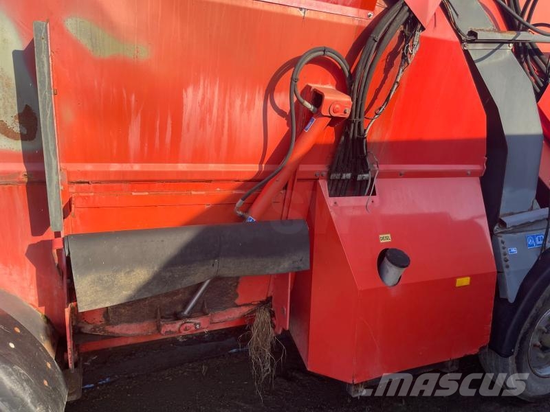 Kuhn SP 14 Mixer feeders