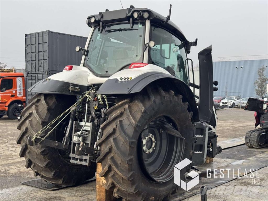 Valtra T215 VERSU Трактори