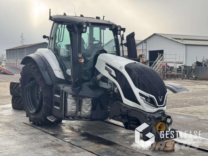 Valtra T215 VERSU Трактори