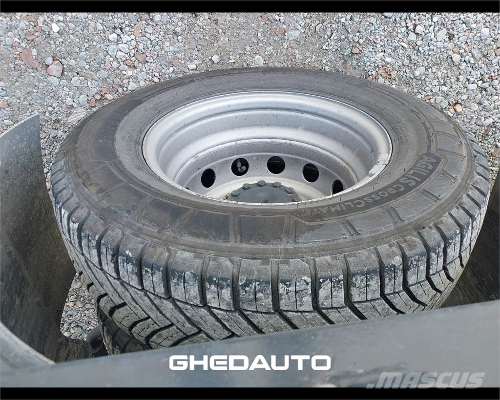 Iveco 65C15 Camiones con caja de remolque