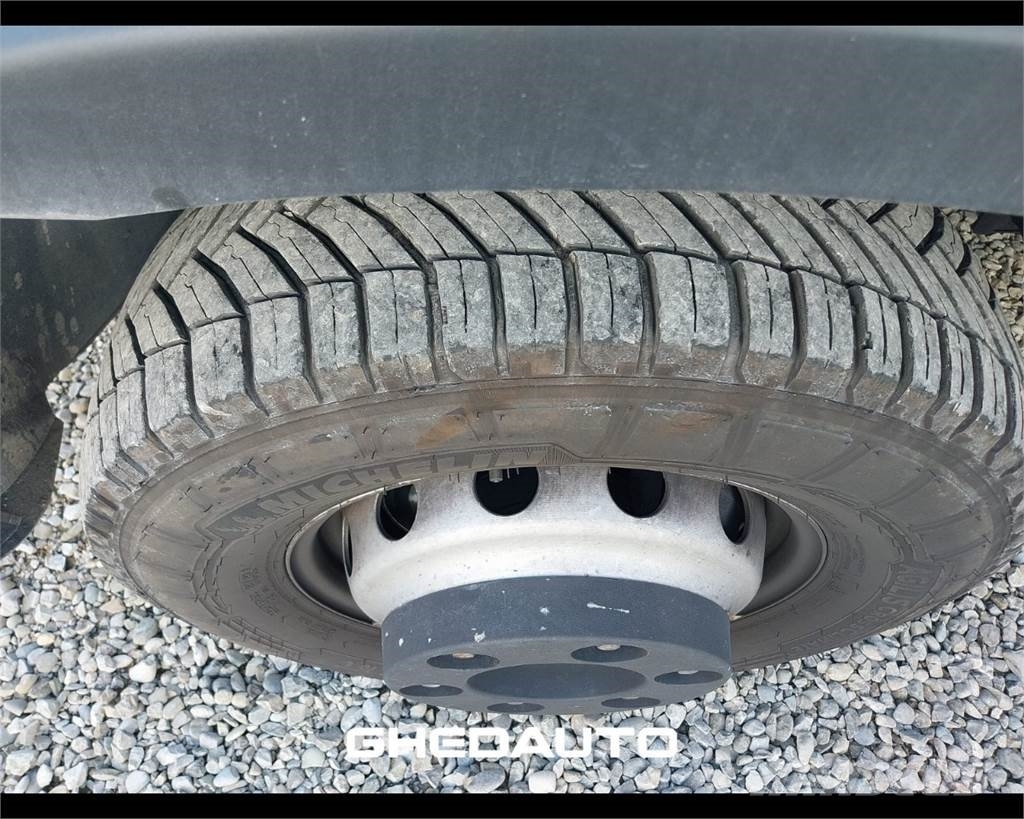 Iveco 65C15 Camiones con caja de remolque