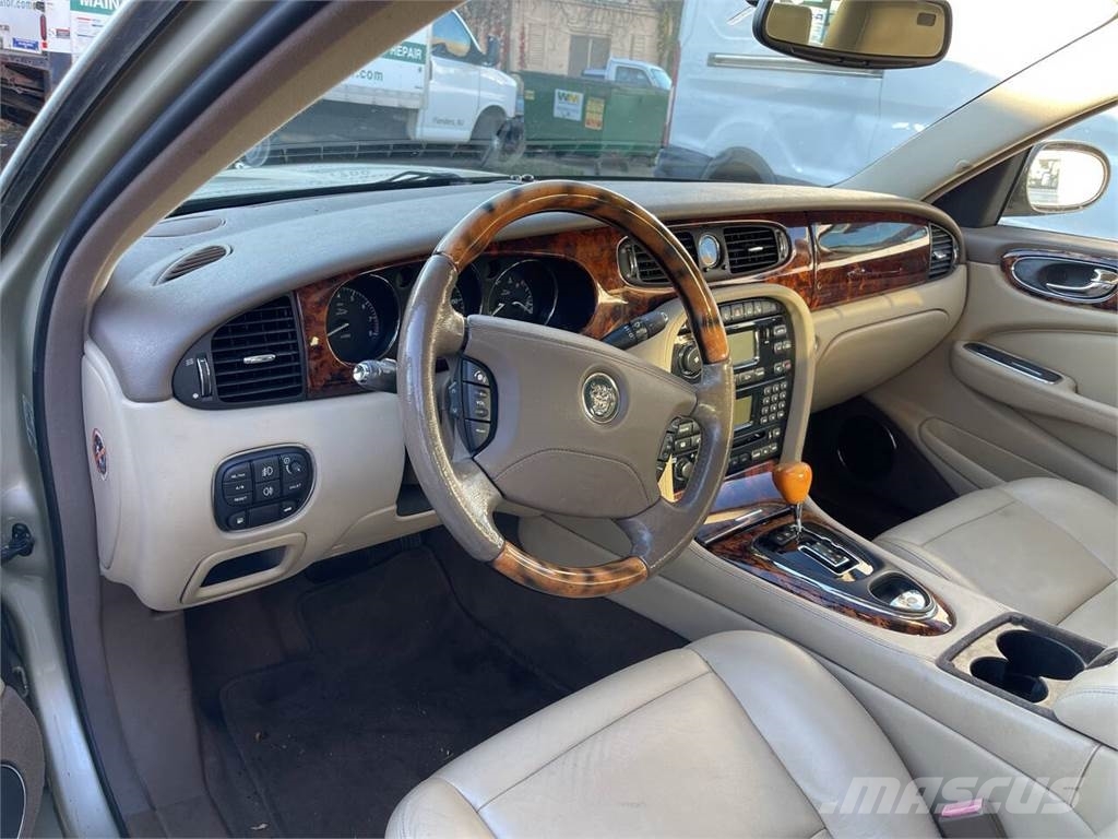 Jaguar XJ-Series Automobili