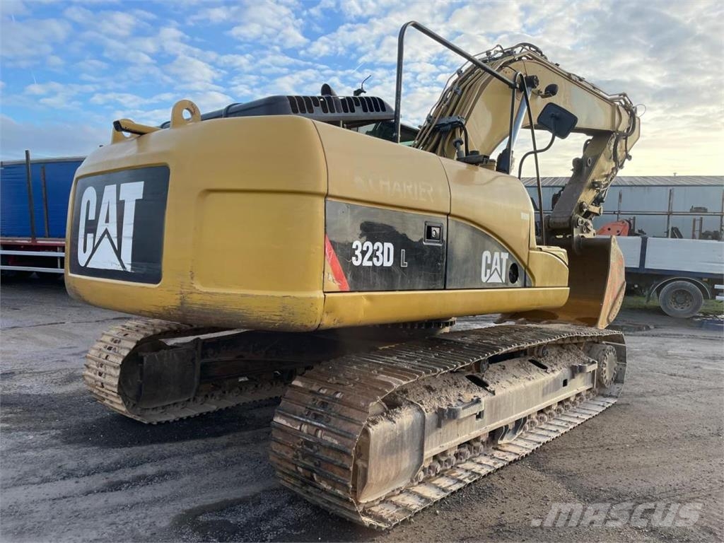 CAT 323D Lánctalpas kotrók