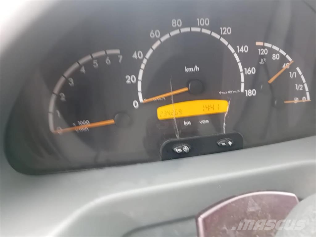 Mercedes-Benz 413d 商务面包车