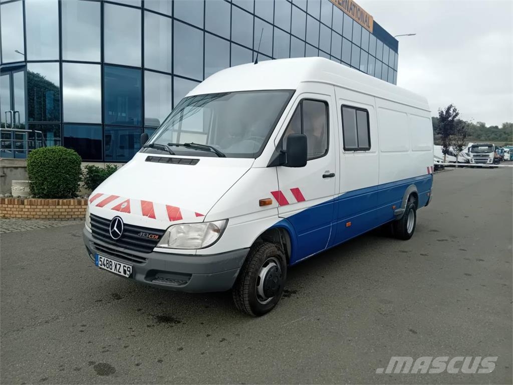 Mercedes-Benz 413d 商务面包车