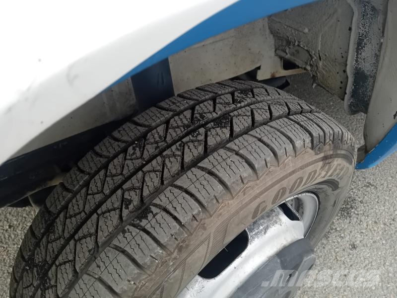 Mercedes-Benz 413d 商务面包车
