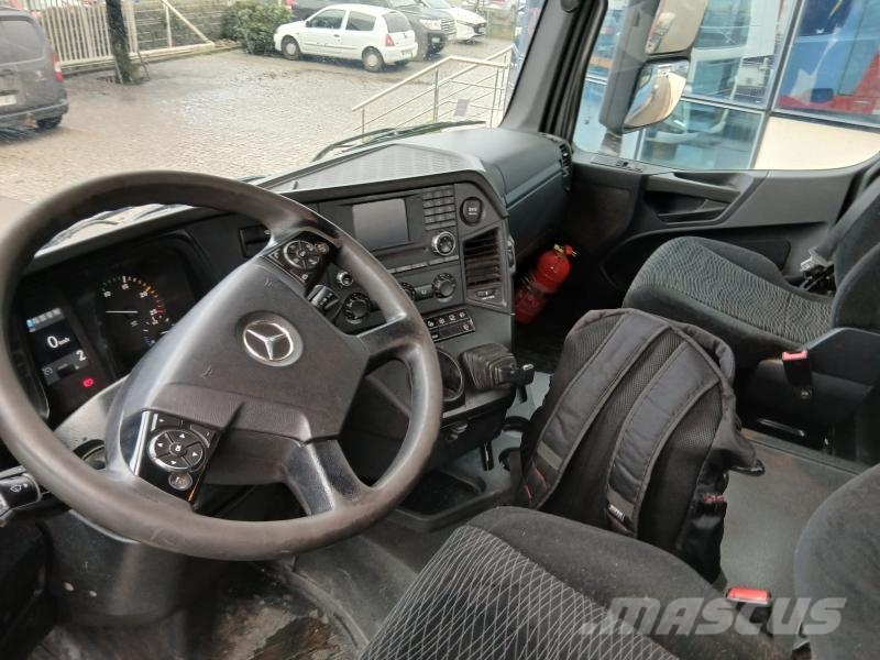 Mercedes-Benz Arocs 牵引车