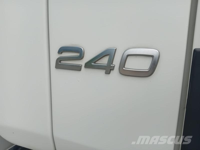 Volvo FL 240 Camiones con caja de remolque