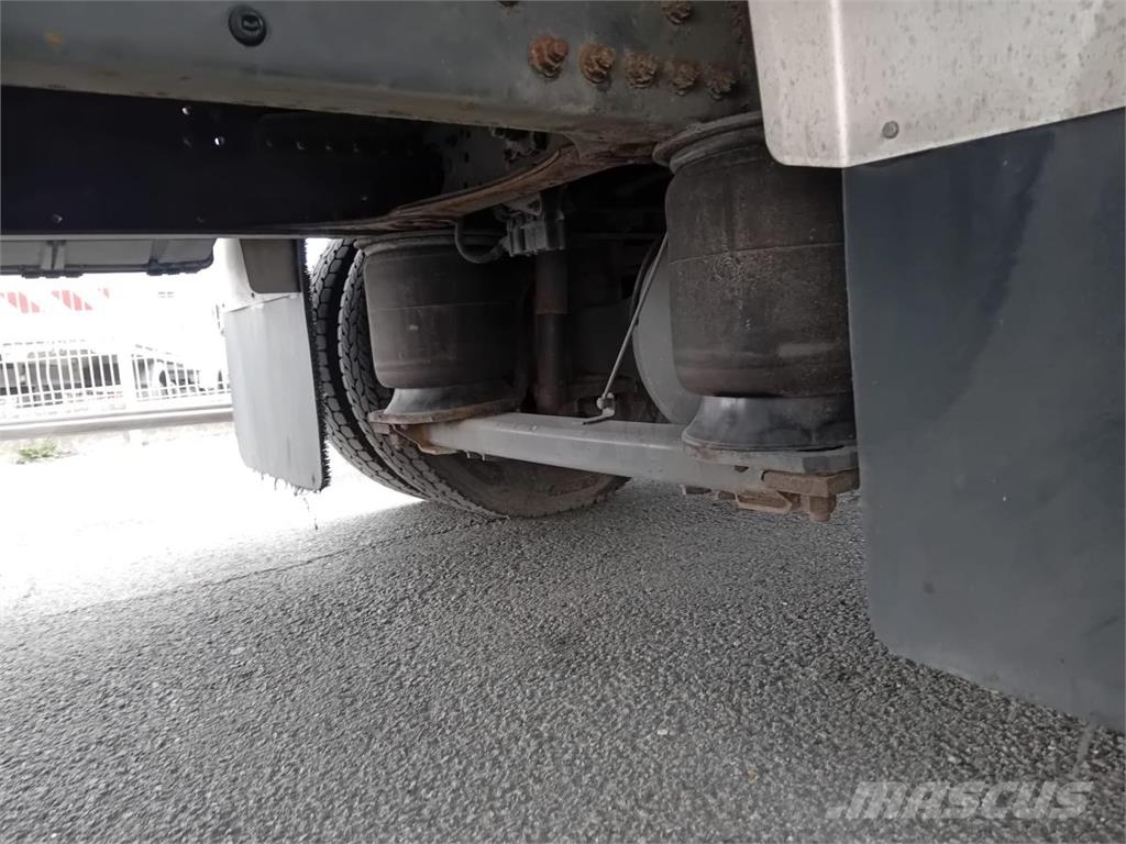 Volvo FL 240 Camiones con caja de remolque