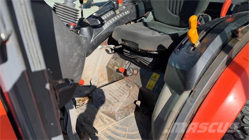 Kubota B2650 Коммунальные тракторы
