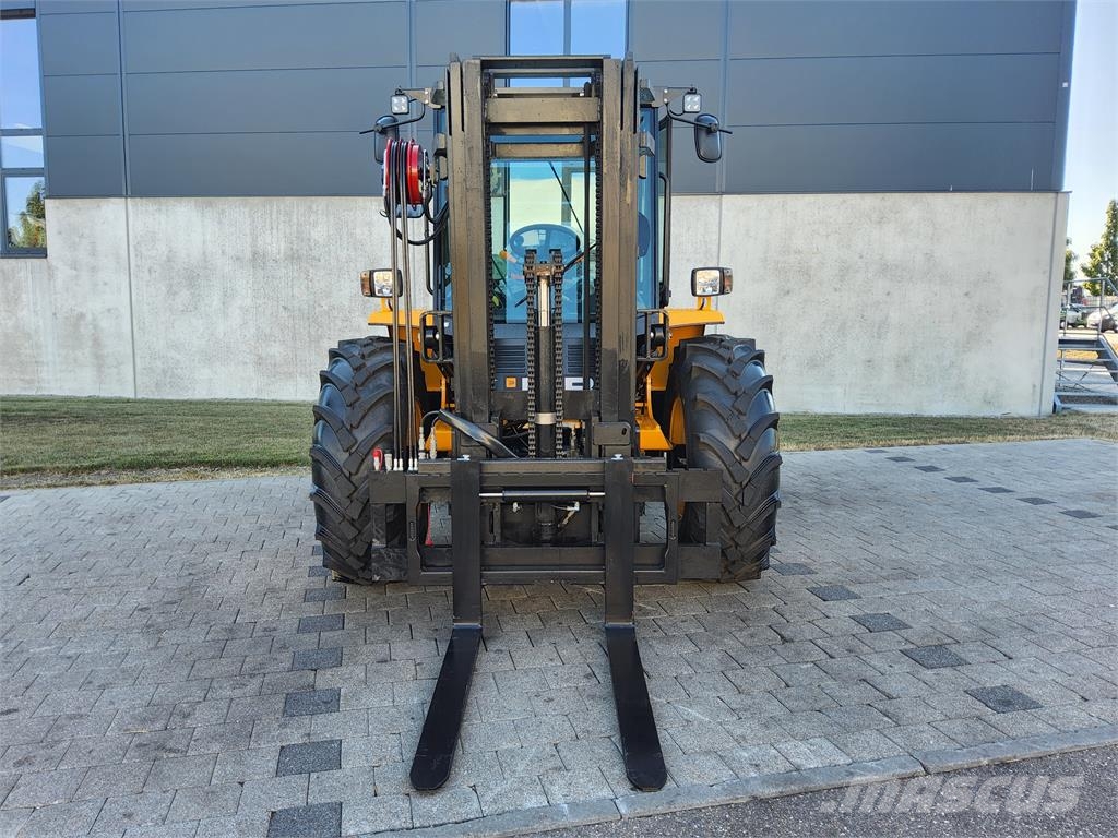 JCB 940-4 SV شاحنات الطرق الوعرة