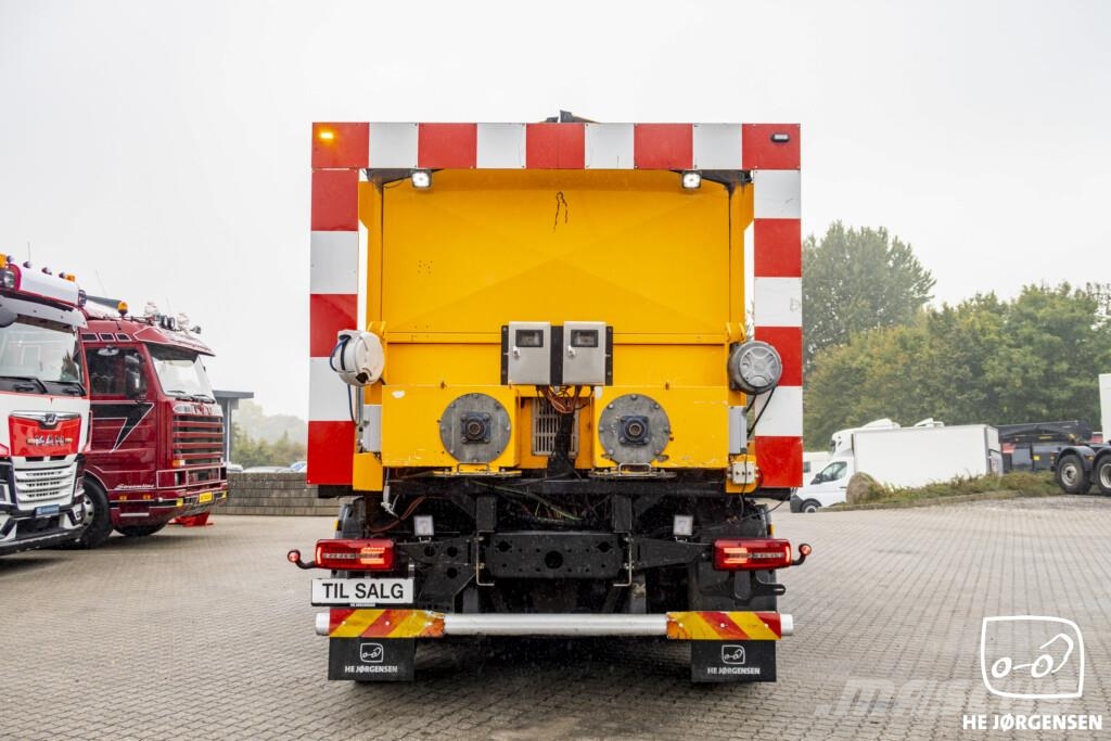 MAN TGS 35.420 8x2-6 BL m. Asfaltkasse/Kran شاحنات الرافعات