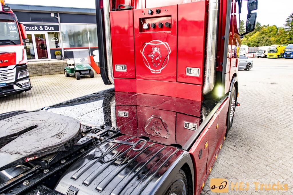 Scania R660 V8 A6x2NB Black Ruby Edition Tegljači