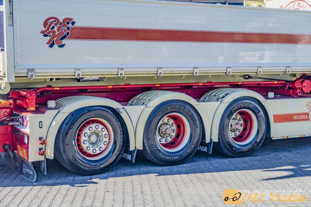 Scania T580 LB8x4*4HNB m. Wirehejs/Kran (HMF 2820K-5) Nosturiautot