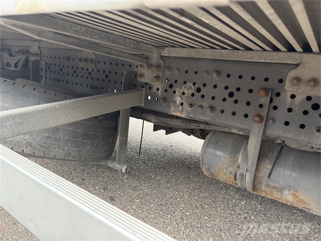 Mercedes-Benz 1836 4x2 Fragt - Euro 6 Caminhões com cortinas laterais