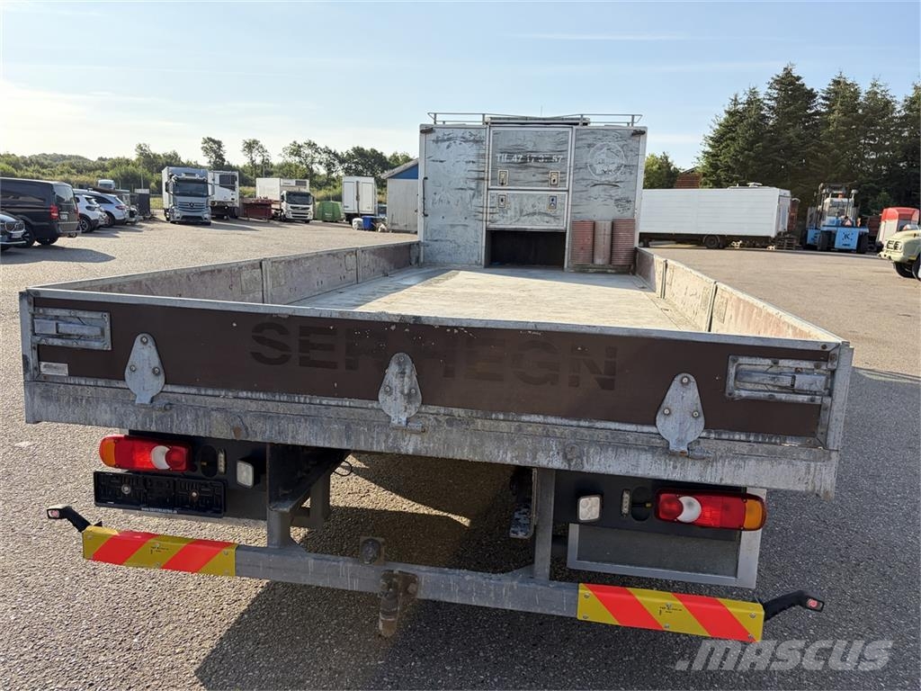 Volvo FL 240 4x2 Lad Platós / Ponyvás teherautók
