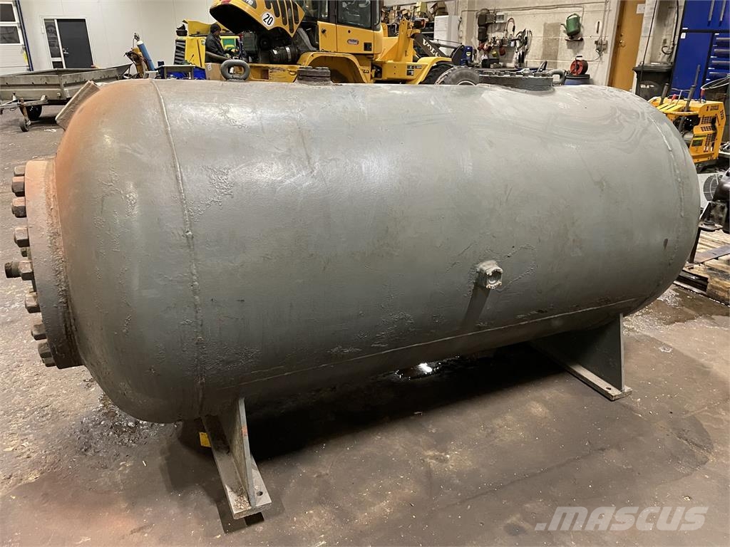  2500 ltr tryktank fab. Ferreo på ben. Ďalšie komponenty