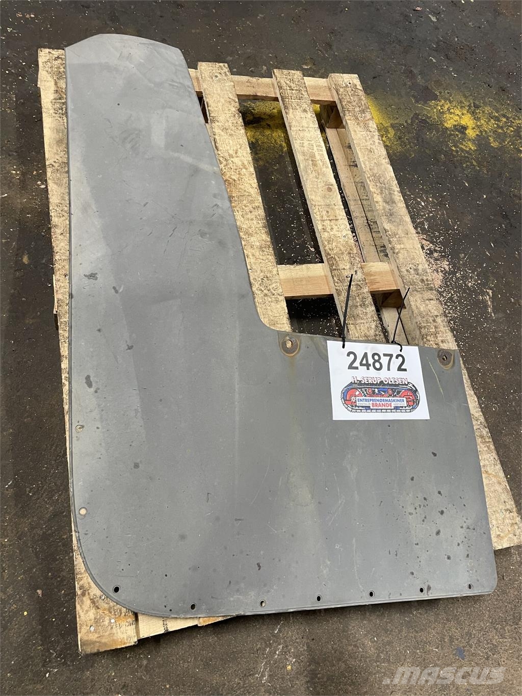Bagskærm, plast (højre) ex. Volvo L90E s/n L90EV22 Ďalšie komponenty