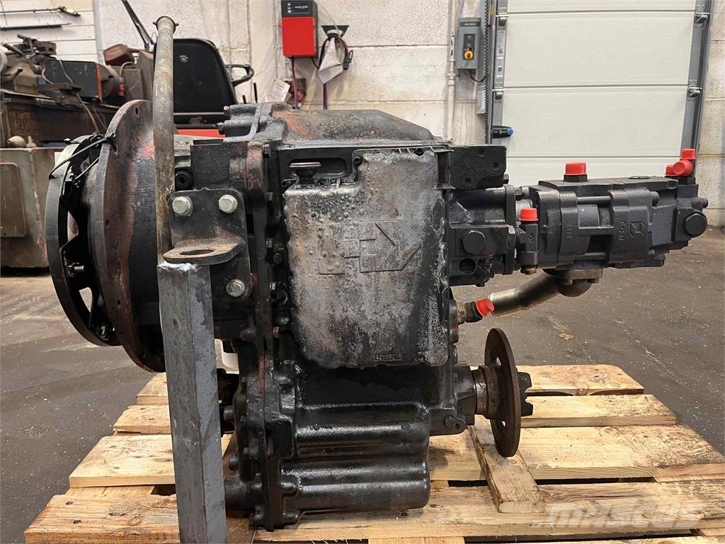 CASE 695SR (New Holland LB115) transmission Vaihteisto