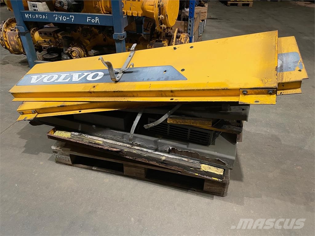 Diverse skærme ex. Volvo L180D Diger parçalar